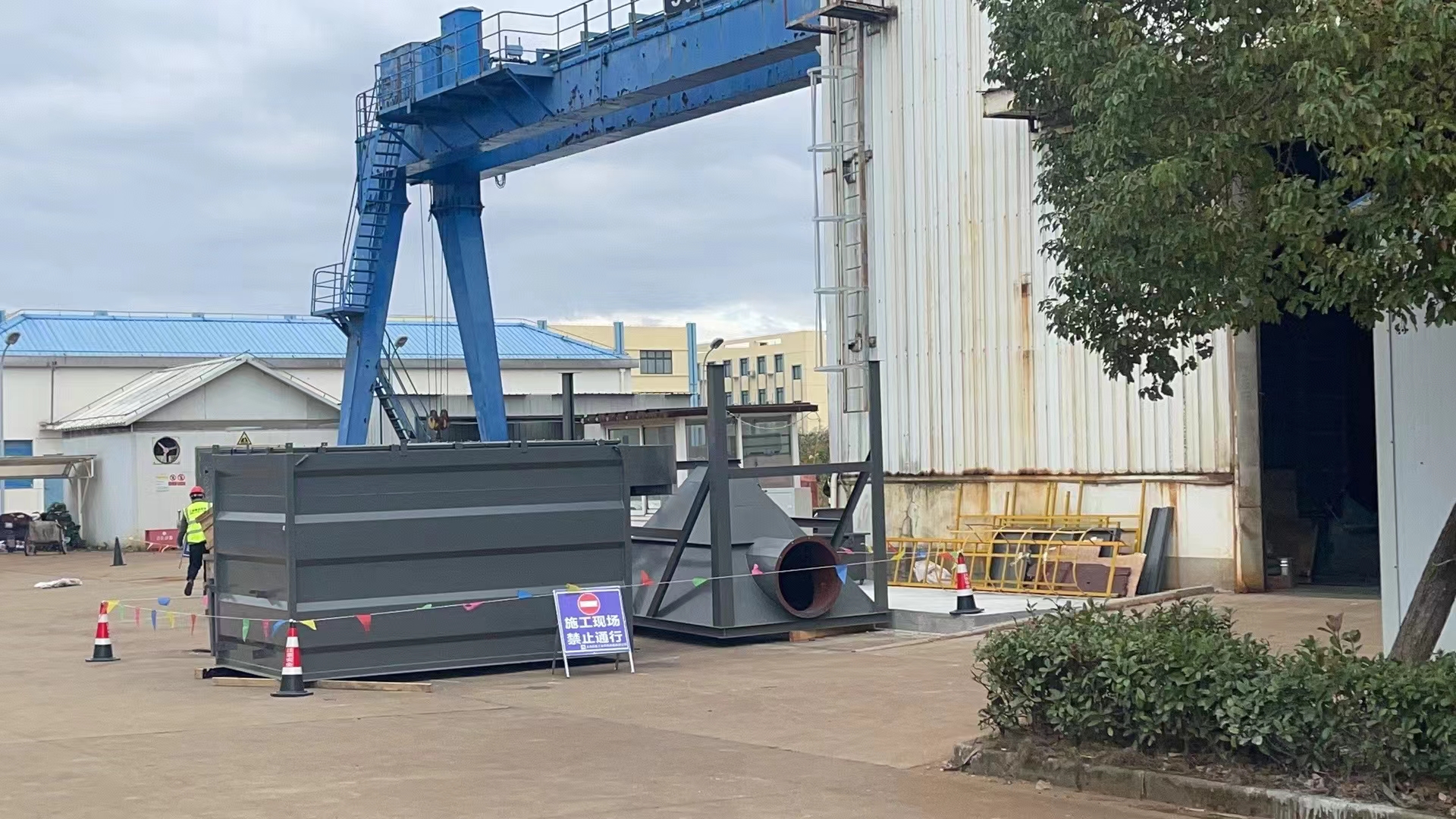 除塵器設(shè)備安裝現(xiàn)場(chǎng)